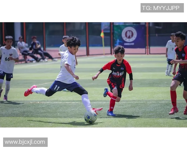 小朋友们的足球梦:模仿足球明星的精彩瞬间与成长故事